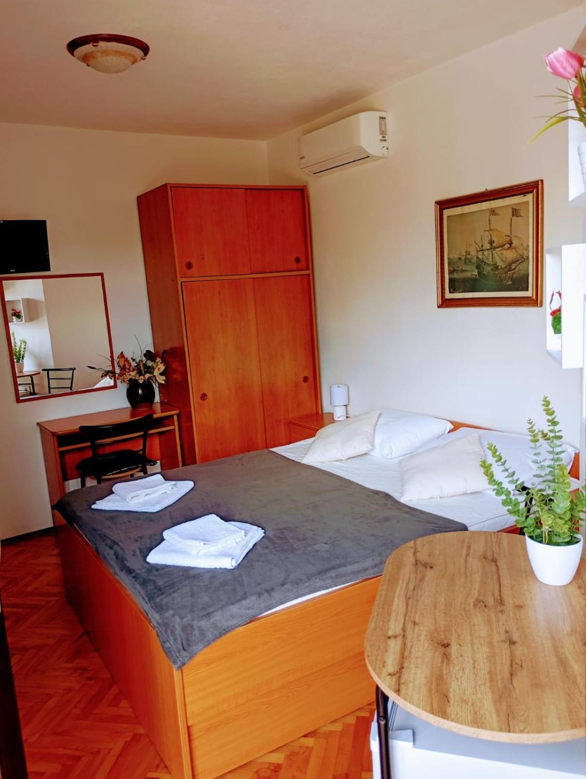 Rooms Helena Krk Town Exteriör bild
