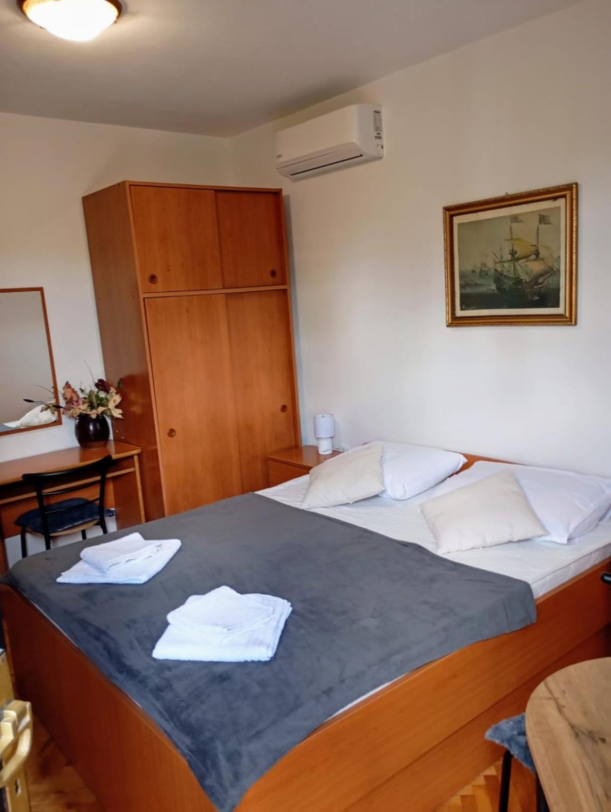 Rooms Helena Krk Town Exteriör bild
