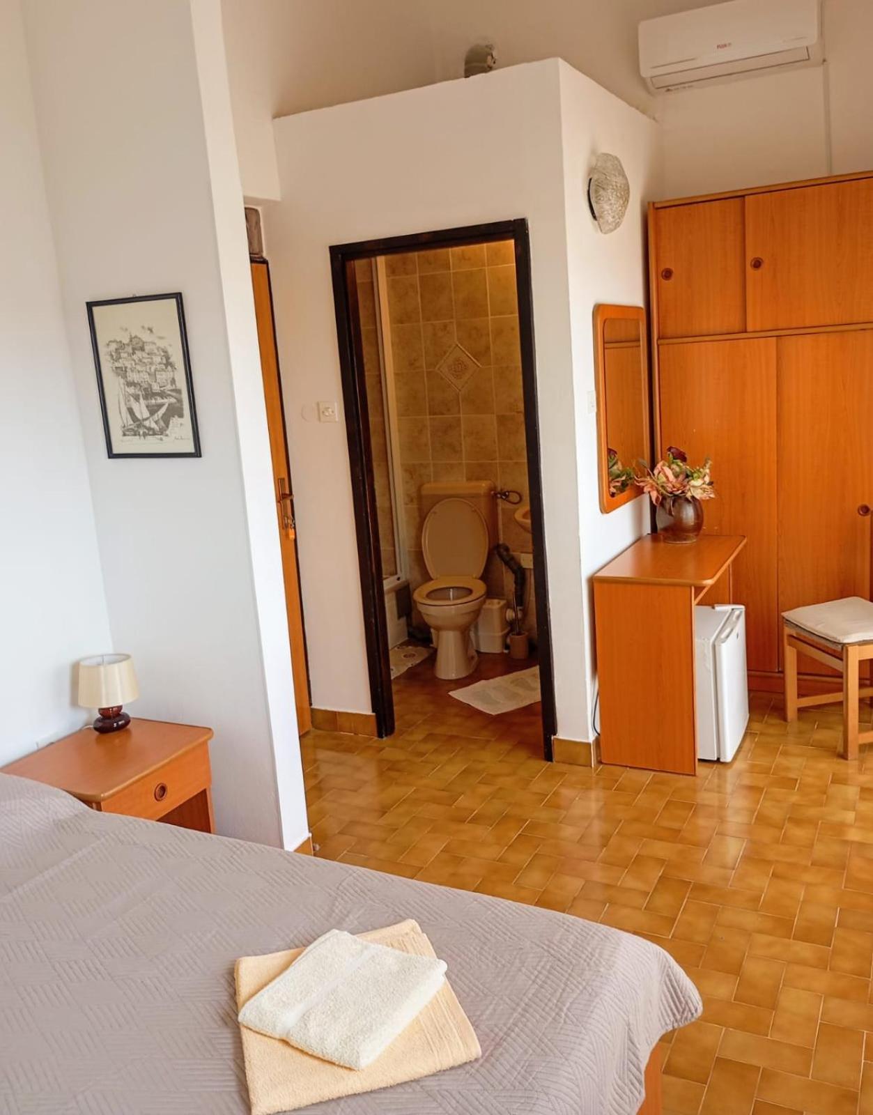 Rooms Helena Krk Town Exteriör bild