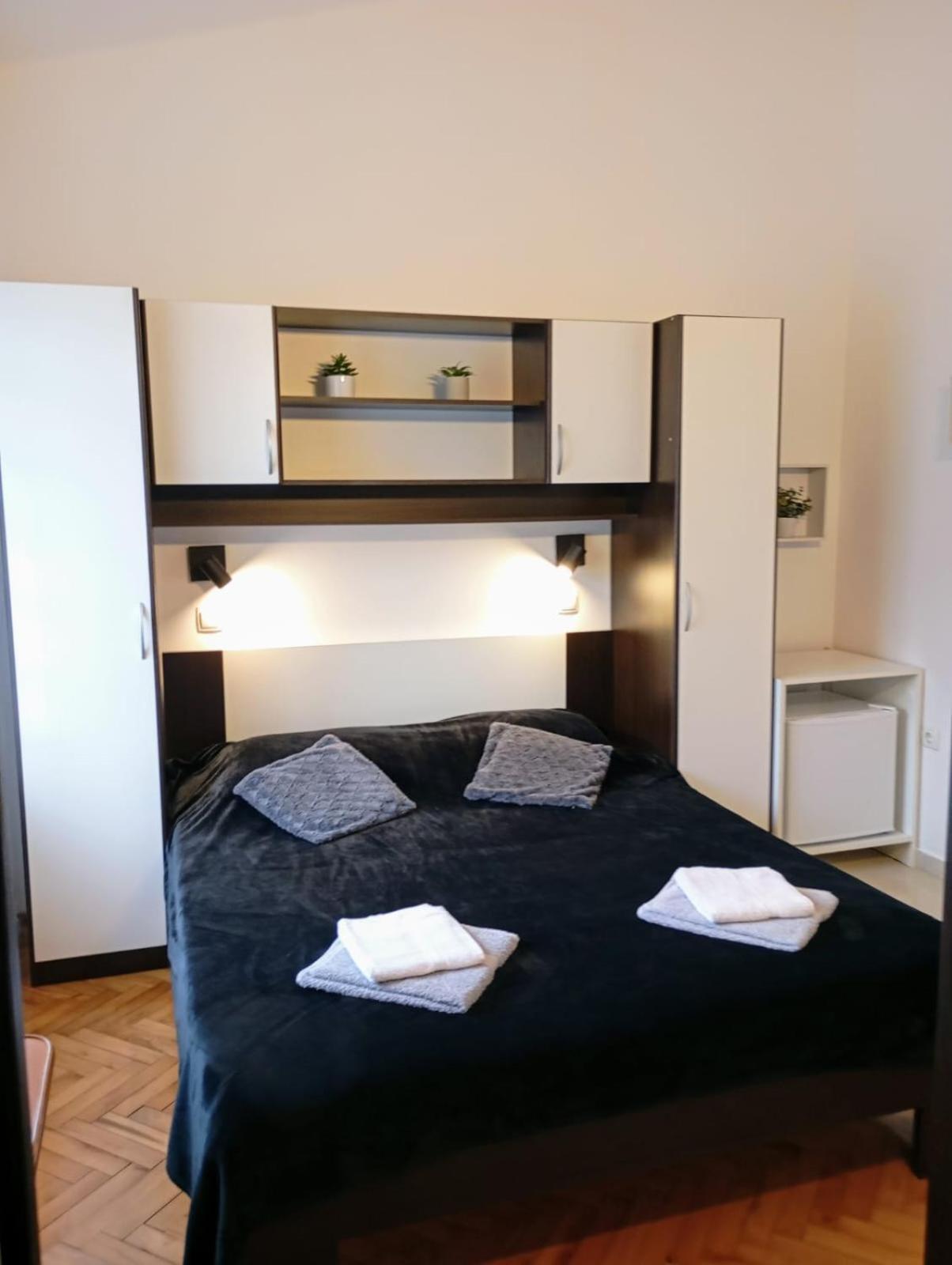 Rooms Helena Krk Town Exteriör bild