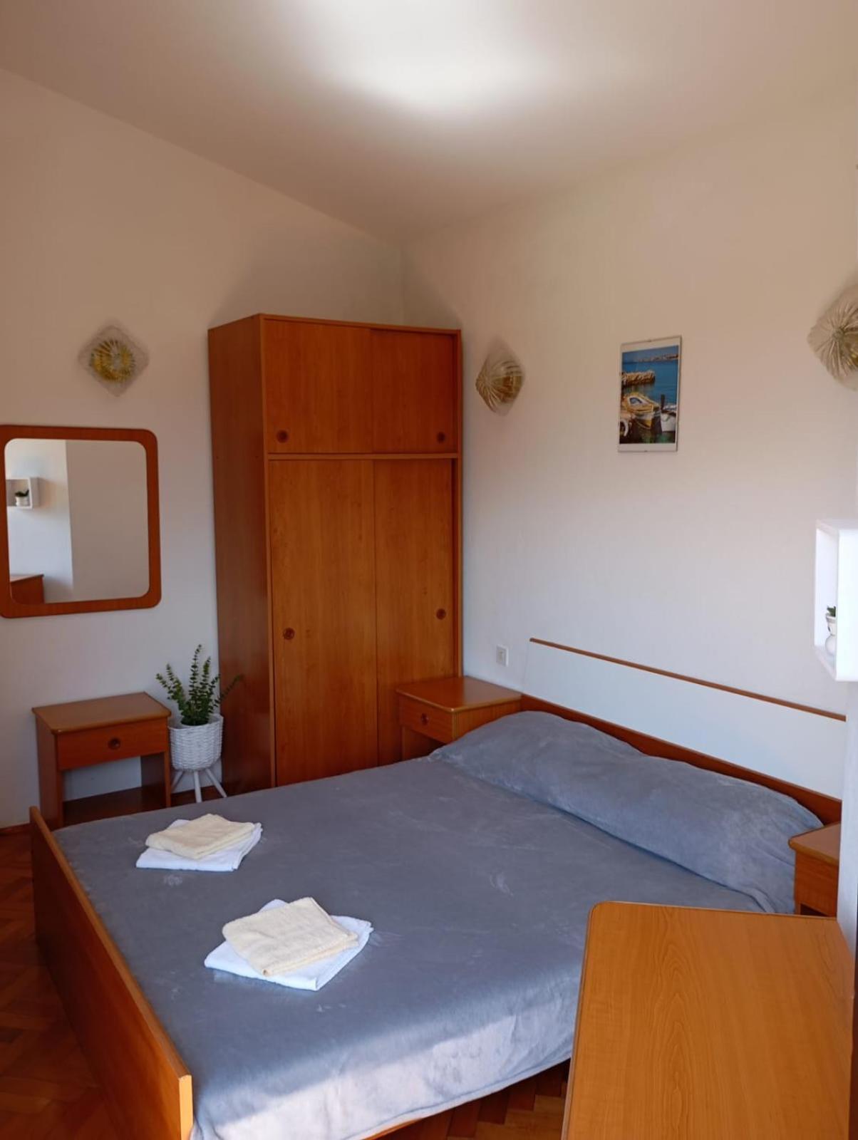 Rooms Helena Krk Town Exteriör bild