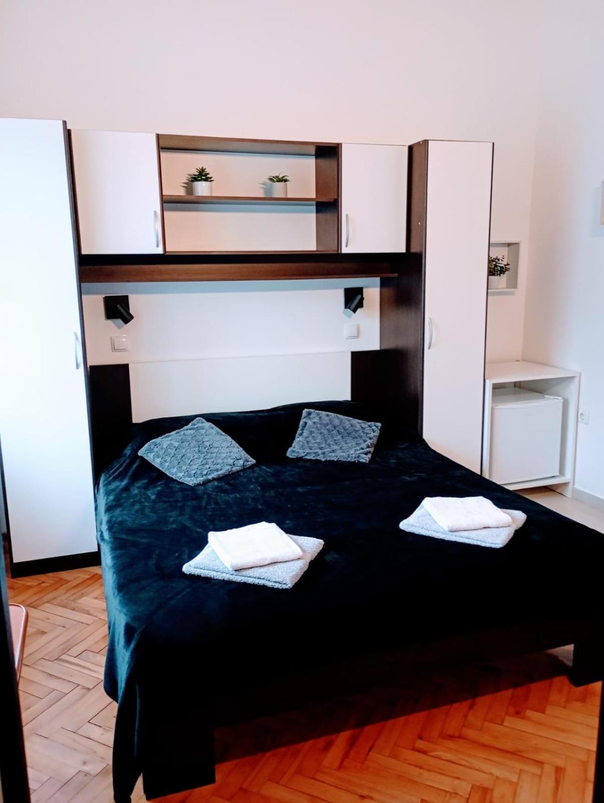 Rooms Helena Krk Town Exteriör bild